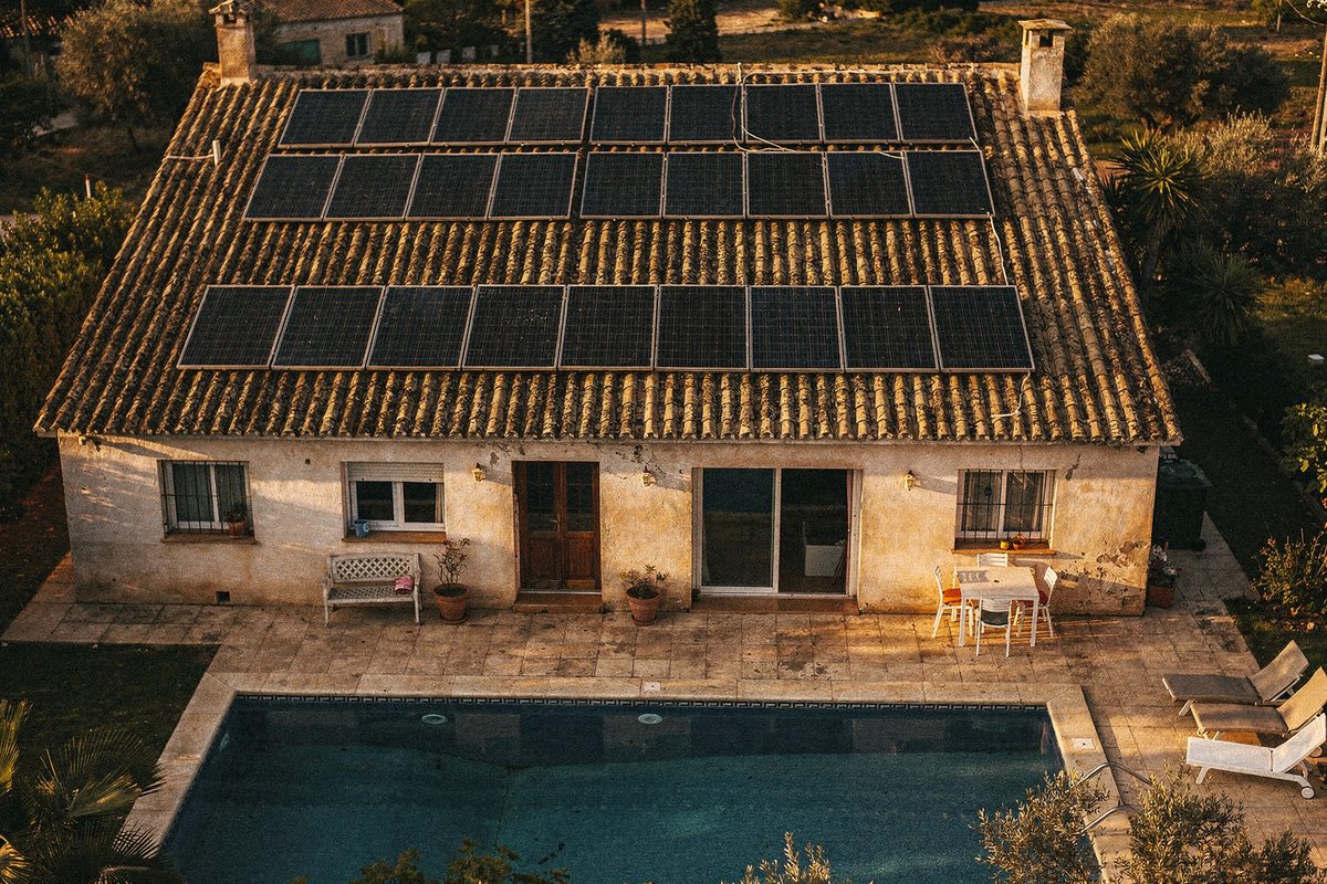 Sistema solar de 8 kWp instalado sobre el tejado de una vivienda con piscina