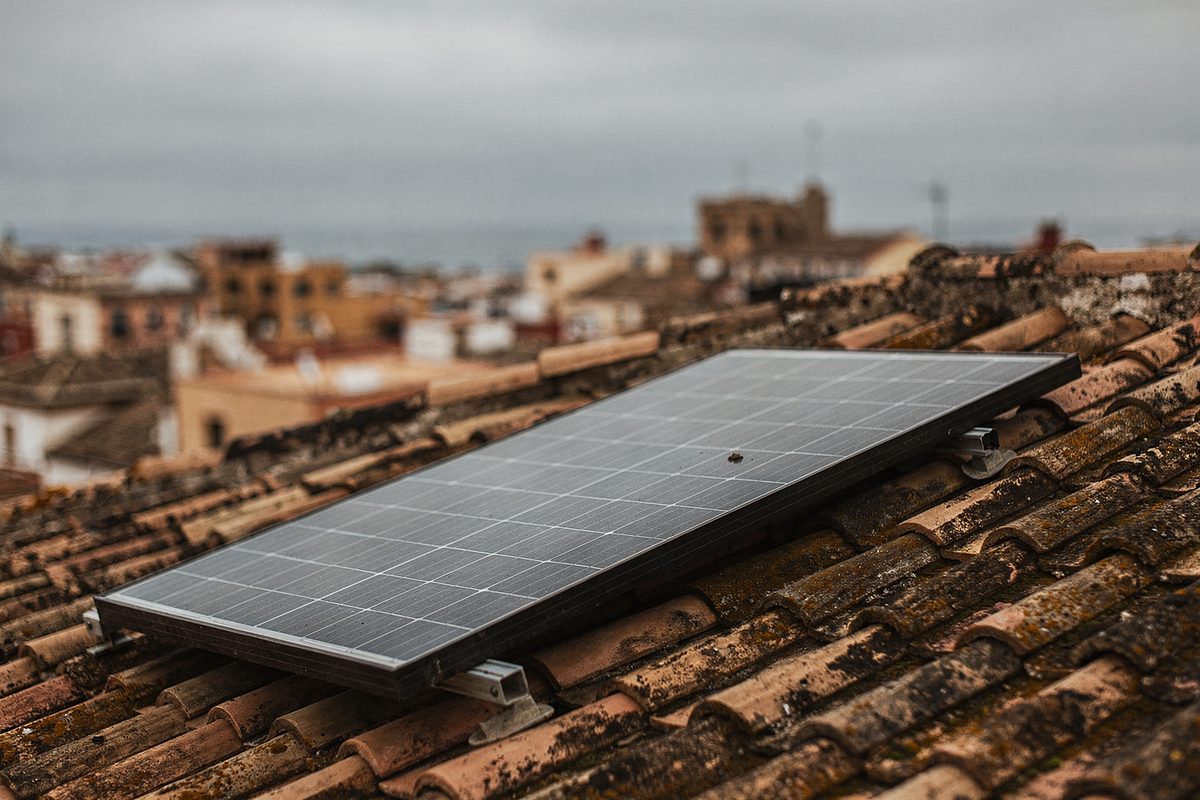 Detalle de un panel solar bajo luz gris de primera hora de la mañana
