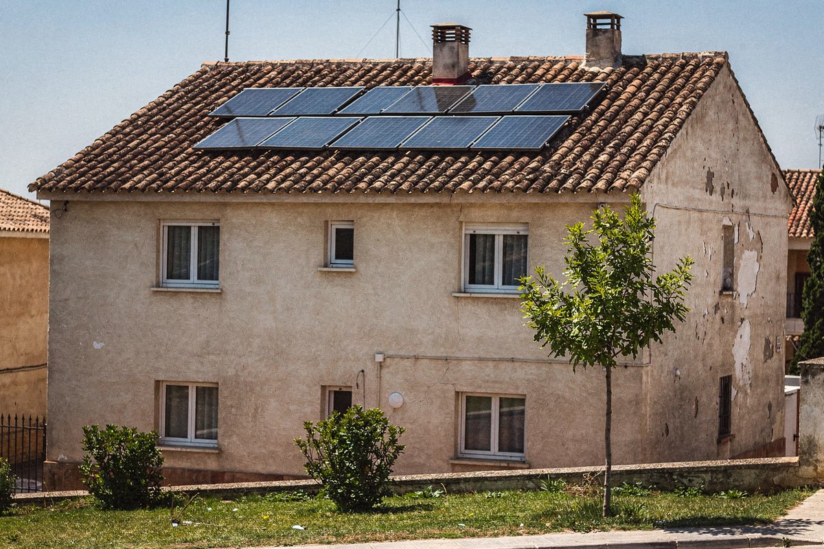 Sistema solar de 5 kWp instalado sobre el tejado de una vivienda familiar